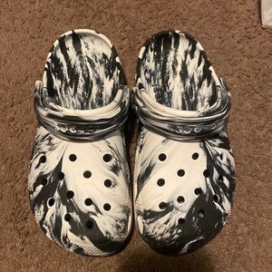 i am selling a black and white crocs